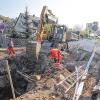 (meg)   Mit dem Ausbau der alten Frickenhäuser Straße haben die ersten Vorarbeiten für die Erneuerung der Neuen Mainbrücke begonnen. Die Straße muss ertüchtigt werden, weil sie während der Bauzeit zeitweise als Umfahrung in Richtung Frickenhausen dienen wird. Außerdem wird sie Straße einen Meter nach Norden verlegt, um Platz zu schaffen für eine Aufweitung der Brückenauffahrt. Die Stadt Ochsenfurt nutzt die Bauarbeiten, um Wasserleitung, Kanäle und Straßenbeleuchtung zu erneuern. In diesem Sommer soll auch eine Baustellenumfahrung zwischen Schützenweg und Fabrikstraße gebaut werden. Außerdem wird das Amerikahaus abgerissen. Im kommenden Jahr beginnen dann die eigentlichen Arbeiten an der Brücke mit dem Abriss. Zum offiziellen Start der Bauarbeiten haben sich in der kommenden Woche die Parlamentarische Staatssekretärin im Bundesverkehrsministerium, Dorothee Bär, und der bayerische Innen-Staatssekretär Gerhard Eck angekündigt.
