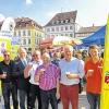 Prosit auf heimische Braukunst: Veit Handel (Martinsbräu in Marktheidenfeld), Karl-Heinz Pritzl (Kauzen-Bräu Ochsenfurt), Landrat Eberhard Nuss, Lothar Böhm (Privatbrauerei Oechsner, Ochsenfurt), Thomas Schwabe, (Rother Bräu Hausen/Rhön), Eckhart Himmel (Privatbrauerei Kesselring, Marktsteft.) und Michael Düll (Krautheim Brauerei, von links).