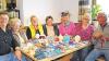 Stricken macht Freude. Bei so vielen schönen Babysachen greift sogar Gangolf Schleyer (rechts) zum Strickzeug. Gemeinsam mit (von links) Rudi Karch und dem harten Kern der Strickerinnen Frieda Gleichmann, Ingrid Deuber, Inge Brüggemann, Martha Mai und Susanne Deuber freut er sich über die Hilfe für „Mutter und Kind in Not“.