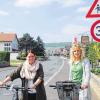 Noch still und verkehrsarm: Wenn mit dem geplanten Start des Sand- und Kiesabbaus in der „Au“ Schwerlaster im Viertelstundentakt durch die Raiffeisenstraße in Nordheim rollen, wäre das für Maria Hör und Simone Sauer (von links) wegen der Kinder eine Horrorvision.