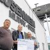 (ar)   „Wenn ich schon mit meinem Military-Store Geschäfte mit Soldaten mache, kann ich auch etwas für sie tun.“ So begründete Bernhard Bausenwein (links) seine Spende von 2319,56 Euro an das Bundeswehr-Sozialwerk Süd, das in Not geratene Bundeswehrangehörige unterstützt. Damit spendet er die Eintrittsgelder für sein Militärmuseum, das er vor allem aus Sympathie mit den amerikanischen Soldaten eingerichtet habe, die ihm und den Deutschen ein Leben in Frieden und Freiheit ermöglicht hätten. Oberstleutnant Christian Bonauer (rechts), Bereichsvorsitzender des Sozialwerks für Bayern und Baden-Württemberg, nahm den Scheck vom Sponsor und von Christian Kiesel, Kassenwart des Museums, entgegen und bedankte sich für die Unterstützung.