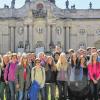 (jul)   Die neunten Klassen des Gymnasiums Steigerwald-Landschulheim Wiesentheid und Schüler der Partnerschule in Liberec haben Schloss Weissenstein in Pommersfelden besucht. Bereits seit 1992 findet jährlich ein Schüleraustausch zwischen dem F.X. Saldy Gymnasium in Tschechien und der Wiesentheider Schule statt. Graf von Schönborn-Wiesentheid unterstützt diesen Austausch seit Jahren mit einer kostenlosen Führung für die tschechischen Gäste durch das Schloss. Die Buben und Mädchen aus dem ehemaligen Reichenberg in Nordböhmen waren beeindruckt von der Größe des Schlosses und von der Lebensweise vor 300 Jahren. Besonders gefallen hat den Jugendlichen die Muschelgrotte mit den vielen verschiedenen Materialien wie Spiegel, Halbedelsteine und Muscheln.