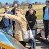 „Das ist die Milseburg“: Eindringlich stellte Regina Rinke die Rhöner Bergwelt anhand der neuen Panoramatafel am Kreuzberg vor. Gespannt verfolgen (von links) Landrat Thomas Habermann, Geerd Müller (Tourismus GmbH), Klaus Spitzl, Udo Baumann, Ursula Schneider, Martins Hartung, Carmen Zinßler-Maul (Burder-Franz-Haus) und Pater Stanislaus ihre Ausführungen.