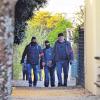 Ermittlungen im Wohngebiet: Französische Polizisten durchsuchten die Wohnung und das private Umfeld des festgenommenen mutmaßlichen Terroristen.