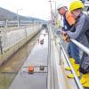 Trocken gelegt: Bernd Imhof, Leiter des Außenbezirks Gemünden des Wasser- und Schifffahrtsamtes Schweinfurt und Praktikant Leon Schlembach blicken zehn Meter tief in die fast leere Steinbacher Schleusenkammer.