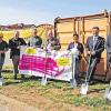 Start zum Breitbandausbau: Bauleiter Oliver Scheuplein (von links), David Inder, Sebastian und Gustl Schneider, Bürgermeisterin Angelika Götz, Klaus Markert von der Telekom und Frank Reichert von der Kreisentwicklung Rhön-Grabfeld.