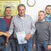 Wehr macht weiter: Die FF Eckartshausen hat wieder eine Führung. Von links Kommandant Tiemo Müller, Gemeinderat Harald Simon, zweiter Kommandant Andreas Hemmerlein, Jubilar Franz Ziegler, stellvertretender Bürgermeister Stephan Schäflein, 1. Vorsitzender Hubert Saam und Kreisbrandinspektor Peter Hauke.