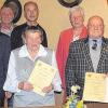 Ausgezeichnete der Versehrtensportgruppe Ostheim-Mellrichstadt: Ostheims Bürgermeister Ulrich Waldsachs, VSG-Vorsitzender Egon Markert, sein Stellvertreter Wolfgang Schneider (von links) sowie die BVS-Bezirksvorsitzende Barbara Beckmann (Dritte von rechts) freuten sich über die treuen Mitglieder.FOTO: P. Federlein
