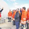 Übungsanlage: Feuerwehrleute vor dem Gas-Dom in der Biogas-Anlage von Jörg Schreck mit dem Referenten Franz Baumann.