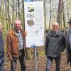 Historische Patenschaft: Mit einer Informationstafel über die Hügelgräber im Stettener Wald präsentierten die Geschichtsfreunde Stetten ihre Patenschaft für das keltische Kulturerbe. Bei der Enthüllung waren auch (von links) Karlstadts Bürgermeister Paul Kruck, der Vereinsvorsitzende Georg Riedmann, der Archäologe Dr. Ralf Obst und der Ortshistoriker Vinzenz Krebs mit dabei.