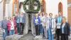 20 Besitzer von mit Blumen geschmückten Häusern wurden von der Eigenheimervereinigung prämiert: Am Osterbrunnen freuten sich (von links) Walter Weller, Helga Benkert, Ingrid Stamm, Doris Fiedler, Oskar Kneucker, Anke Peter, Hannelore Hanel, Helmtrud Ternes, Erika Hildenbrand, Evi Heafey, Gerlinde Eitel, Heilwig Kreibich und Helmtrud Kaiser mit Bürgermeister Lorenz Strifsky und der Vorsitzenden Elisabeth Steinmetz.