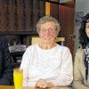 Annelore Buschmann (Mitte) feierte ihren 90. Geburtstag. Dazu gratulierten Bürgermeisterin Helga Schmidt-Neder und Gemeindeassistent Gottfried Henning für die evangelisch-lutherische Kirchengemeinde.