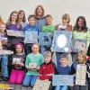Stolz auf die Ergebnisse: Die Kursteilnehmer, hier mit den Kursleiterinnen Alexandra Laske (Mitte) und Rita van Eckert (hinten, Zweite von links), zeigen ihre schönsten Produkte. Sogar ein Tisch wurde mit einem Mosaik verziert.