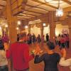 Alle zusammen: Das Publikum tanzte im Festsaal des Klosters miteinander.