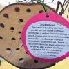Liebevoll beschriftet: Der Infozettel zum Insektenhotel ist ebenfalls schön gestaltet.