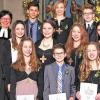 (jos)   In der St. Andreas-Kirche wurden zehn Konfirmanden eingesegnet: Thema des Gottesdienstes war „Schönheit“. In der Predigt verbreitete Pfarrerin Gudrun Mirlein das Wort aus Kohelet, „alles hat seine Zeit, Gott hat alles zu seiner Zeit schön gemacht“. Zudem bot die Jugendband das Lied „Try“ von Colbie Caillat dar, in dem es auch um das Thema Schönheit und Schönheitswahn geht. Das Bild zeigt: vorne (von links) Katrin Wehr, Lorenz Rossmanith, Miriam Eller; mittlere Reihe (von links) Linda Schwab, Lara Kempf, Melissa Stollberger, Jessica Nahm; oben (von links) Pfarrerin Gudrun Mirlein, Kilian Beutel, Elisa Winzenhöler und Julius Aurich.