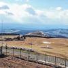 (top)Seit einigen Tagen sendet eine neu installierte Kamera Livebilder direkt vom Gipfel der Wasserkuppe. Im Internet findet man sie unter www.wasserkuppe.com/wetter und auf wetter.com. Möglich wurde dieser Service durch eine Zusammenarbeit der Rhöner Drachen- und Gleitschirmflugschulen Papillon Wasserkuppe mit dem Wetter-Dienstleister. Die Kamera ist am Radom montiert und schwenkt vom Weltenseglerhang im Südosten über die Südhänge, den Pferdskopf und das Fliegerdenkmal bis zur Weiherkuppe und zurück. So lässt sich das Geschehen auf der Wasserkuppe ständig in Echtzeit mitverfolgen.