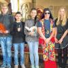 (rt)  Ihren Vorstellungsgottesdienst feierten die Konfirmanden in Wiesenbronn, teilt die evangelische Gemeinde mit. Darin drehte sich alles um die zehn Gebote. Den Gottesdienst mit einem Spiel hatten die Jugendlichen vorbereitet. Das Bild zeigt (von links) Barbara Paul, Dominik Wolf, Dominik Goller, Lea-Ann Salewski, Kevin Kirch und Kiara Schmidt mit Andrea Ackermann, die mit Pfarrerin Esther Meist und Karl Prechtel zum Vorbereitungsteam gehört. Konfirmation wird in Wiesenbronn am 26. April gefeiert.