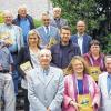 Naturkundebücher für die Schulen: Darüber freuten sich (von links unten) Autor Konrad Roth, Veronika Klose vom Staatlichen Schulamt Schweinfurt, der Vorsitzende des Vereins für Garten-, Blumen und Landschaftspflege Schweinfurt, Helmut Scheuring, Rudolf Twardzik vom Celtis Gymnasium, Katrin Degen, Wilhelm-Sattler Realschule, Steffen Michel, MS Niederwerrn, Barbara Müler, Olympia-Morata Gymnasium, Hubertus Bachmann, MS Dittelbrunn, Peter Volz, MS Poppenhausen, Thomas Mehn, Walter-Rathenau Gymnasium und Realschule, Rolf Ziegler, zweiter Vorsitzender des Gartenbauvereins Poppenhausen, und Rudolf Vollmuth von der FOS/BOS.