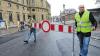 Eine Stunde sperren als Protest gegen die dauerhafte Schließung: Straßenbahn-Gegner Helmut Suntheim (rechts) und Joachim Hohloch von der Würzburger Liste.