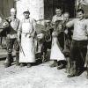 Metzger unter sich: Um 1960 entstand in der Steinfelder Ortsdurchfahrt dieses Bild. Es zeigt die Metzger (von rechts) Alfred Loschert, Walter Eirich (Rohrbach), Josef Becker (Stadelhofen), Karl Schuhmann (Rohrbach), Richard Nürnberger (Steinfeld), Siegfried Mayer (Reith im Winkel) und Günther Schüler (Steinfeld). Foto: Loschert