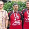Deutscher Meister:  Waldemar Wottschel wurde im Kegeln der Behinderten- und Versehrtensportler mit 440 Holz deutscher Meister. Andrej Schmidt belegte den fünften Platz. Von links: Berthold Brabandt (Vorsitzender des Reha- und Versehrtensportvereins), Andrej Schmidt und Waldemar Wottschel.