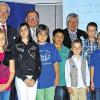 Ein Paradebeispiel für gelebte Solidarität: die Schülerinnen und Schüler der St.-Kilian-Schule (vorne, von links) Aaliyah Morris, Sina Freisinger, Sophia Kaufmann, Alina Möllmann, Dario Di Cara, Jakob Böger, Gabriel Buder, Nico Streiber und Moritz Truskolaski mit (hinten, von links) Schulleiterin Brigitte Krückel, den Schirmherren Regierungspräsident Paul Beinhofer und Bezirkstagspräsident Erwin Dotzel, dem Bundestagsabgeordneten Frank Hofmann und Lehrerin Birte Endres.