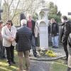 (kri)   „Grabsteine die aus dem Leben erzählen – Grabsteine als Zeitzeugen“ lautete das Thema einer Führung über den Uffenheimer Friedhof. Veranstalter war der Hospizverein. Die Führung übernahmen Helmut (John) und Norbert Hettmer. Sie erläuterten, wie wichtig Gespräche mit den Hinterbliebenen sind und wieviel Zeit man sich dafür nehmen muss, um daraus eine Idee für einen persönlichen und individuell gestalteten Grabstein zu entwickeln. Die theoretische Entwicklung solcher Grabsteine, wurde anhand von Zeichnungen auf Transparentpapier erklärt. Die praktische Umsetzung und das Ergebnis wurde den Besuchern dann beim Gang über den Friedhof an ausgesuchten Beispielen erläutert.