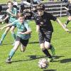 Laufduell: Der Großbardorfer Fabian Mainberger (links) und Pascal Henninger vom FC 05 Schweinfurt kämpfen im U13-BOL-Derby um den Ball. Am Ende gab es ein für den TSV schmeichelhaftes 1:1.