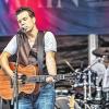 (dog)   Der Würzburger Musiker und Main-Post-Redakteur Markus Rill (Foto) gibt sich in Bergrothenfels die Ehre und ist am Freitag, 10. April, um 20 Uhr im i-Tüpferl in der Bergrothenfelser Straße 30 zu hören. Rill hat schon einige der schönsten und bedeutendsten Bühnen in Deutschland und der Welt bespielt und Auszeichnungen bei internationalen Songschreiber-Wettbewerben von Juroren wie Tom Waits und Bonnie Raitt erhalten. Trotzdem spielt der Gitarrist seine bewegenden Songs, die sich durch seine einmalige Raspelstimme sowie stilsichere Variabilität auszeichnen, immer noch gerne auf kleinen Bühnen. Sein Stil ist ein erfrischender Mix aus Rock?n?Roll, Country, Folk und Soul. So lobte die Süddeutsche Zeitung: „Wenn Markus Rill singt, wenn er sachte mit dem Fuß im Takt wippt und die Augen schließt, dann taucht eine ganze Welt auf, die Welt des Rock?n?Roll. Dazu braucht er nicht mehr als eine Gitarre, ein dezentes Picking, und seine Stimme.“
