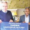 Botschafter als Vorbote: Der tansanische Botschafter Philip S. Marmo kam zur Vorbereitung der Reise von Sansibars Präsident Mohamed Shein zum Africa Festival nach Würzburg. Mit Festivalchef Stefan Oschmann präsentiert er das Plakat einer Fotoausstellung über Sansibar.
