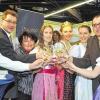 Für Wanderer und Weinliebhaber: Gerhard Zuber (VGN), Bürgermeister Wolfgang Lampe (Uffenheim), Annerose Pehl-Dürr (Geschäftsführerin Weinparadies Franken), Annalena Albrecht (Weigenheim), Isabelle Altenburg (Ipsheim), Susanne Kilian (Nenzenheim), Armin Reuter (ÖPNV-Beauftragter des Landkreises) und Sophia Mend (Bullenheim) stoßen auf einen Erfolg für die neuen Freizeittipps und Städtetouren des VGN an.