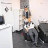 (ode)   Zum 1. April zieht der City–Friseur innerhalb Dettelbachs in neue Geschäftsräume. Inhaberin Jaqueline Weißmann und ihr Team verlagern ihr Geschäft um 50 Meter von der Bamberger Straße in die Maingasse. Dort schlagen sie in den Räumen der ehemaligen Metzgerei Keiner ihr Domizil auf. Im alten Salon wären erhebliche Renovierungsarbeiten erforderlich gewesen. Zudem ist das neue Geschäft ohne Treppe erreichbar und bietet zwei Parkplätze vor dem Haus. In den neuen Salon ist auch ein eigenständiges Nagelstudio integriert. Jaqueline Weißmann betreibt seit 2007 den Dettelbacher Salon, die Meisterprüfung legte sie 2001 ab. Derzeit gehören zu ihrem Team fünf Mitarbeiterinnen und zwei männliche Auszubildende. Am 1. April bietet eine Make up-Artistin ab 10 Uhr kostenlosen Service an. Um 18 Uhr findet die Neueröffnung mit einem Empfang ihren Abschluss. Im Bild: Jaqueline Weißmann, Luise Seufert und Azubi Pascal Roth (von links) im neuen Geschäft.