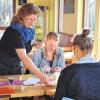 Sie fühlt sich wohl im „Café Perspektive“ am Waldfriedhof: Karin Messelberger serviert Milchkaffee und Tee zum Frühstück.