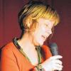 Knisternde Spannung: Bei einer LesART-Veranstaltung im Mühlbacher Kino begeisterte Autorin Gina Mayer unter anderem mit Auszügen aus ihrem Jugendroman „Mörderkind“ 120 Mittelstufenschüler.
