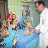 Im Handumdrehen: Oberarzt Dr. Maik Hoberg konnte seine jungen Besucher aus Oberpleichfeld für medizinische Fragen begeistern.