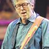 Brille, graues Haar: Sein Geburtstagsständchen spielt Eric Clapton sich selbst.