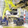 Kein Staub, kein Lärm: Mitarbeiter der Automarke Mercedes-Benz im Daimler Konzern fertigen im Mercedes-Benz Werk in Sindelfingen Fahrzeuge der S-Klasse.