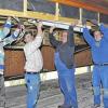 (fcn)   Die Generalsanierung der Sporthalle in Gerchsheim macht schnelle Fortschritte: Jüngst leisteten rund 40 fleißige Helfer aus verschiedenen Vereinen insgesamt etwa 380 Stunden, um die Deckenverschalung sowie die Dämmung zu beseitigen. Aufgrund solcher Eigenleistungen versuchen Vereine und Gemeinde gemeinsam, die Kosten dieses Großprojekts zu senken. Bei diesem staubigen Einsatz waren Mitglieder folgender Vereine und Organisationen mit von der Partie: Fußballabteilung und Alte Herren des TSV, Hüttle 99, Vollspann Club, Party Team No. 1, Alkoholvernichtungsclub (AVC) sowie die Tischtennisabteilung des TSV. Zudem stellte Dieter Heilig noch einige Mitarbeiter zur Verfügung. Die Mitglieder der freiwilligen Abrisskolonne brachten nicht nur ihre Arbeitskraft mit ein, sondern verwendeten größtenteils ihre eigenen Werkzeuge. Auf dem Foto sind vier Helfer von vielen (von links) Nicolas Krumpholz, Jürgen Heudorf, Siegfried Heudorf und Veit Heer.