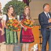 Zur 5. Taubertäler Weinkönigin wurde Christin Wagner (links) aus Weikersheim-Queckbronn inthronisiert. Die Krönung nahm Landrat Reinhard Frank, vor. Zuvor dankte Landrat Reinhard Frank der 4. Taubertäler Weinkönigin Kristin Fries (Mitte) aus Tauberrettersheim und der Weinprinzessin Jasmin Arnold aus Külsheim für ihr Engagement in den zurückliegenden beiden Jahren.