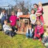 (mrl)  Wer zieht eigentlich in ein Insektenhotel ein? Diese Frage stellten sich die Kinder im Kindergarten Neuendorf. Nadine Ebert, Mitglied im Förderverein des Kindergartens, arbeitete mit den Kindern ein Projekt aus. Das Gerüst der „Luxuswohnung“ für Insekten wurde aus einer alten Kiste gezimmert und verschraubt. Nun mussten die einzelnen „Zimmer“ für die Kriechtiere hergerichtet werden. Rindenmulch wird von Ameisen, Wanzen, Käfern und Ohrenkriechern bevorzugt. Hummeln lieben Ziegelsteine, die mit Schilf ausgesteckt sind. Schmetterlinge und Falter mögen Ästchen und Stroh. Sogar an Mauerbienen wurde gedacht. Sie siedeln sich gern in gebohrten Haselnusszweigen an. Zapfen, Schneckenhäuschen und weiteres Naturmaterial sowie Dachziegel verfeinerten das Insektenhotel. Nun hoffen die kleinen Neuendorfer Hoteliers auf Gäste.Foto: Kiga Neuendorf