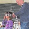 Michael Hüsam vom „Goldenen Lamm“ in Billingshausen ließ beim Karbacher Grundschulprojekt „Gesunde Ernährung“ Schüler mit verbundenen Augen auch unbekanntes, exotisches Obst und Gemüse schmecken.