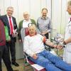 Hier gibt es die 200. Blutspende: Geldersheims Bürgermeister Oliver Brust, BRK-Kreisvorsitzender Hartmut Bräuer, Dr. Georg Lippert, Chefarzt im Kreisverband, sowie Kreisgeschäftsführer Thomas Lindörfer (hinten von links) waren live dabei, als Valentin Stöcklein vom Blutspendedienst Rekordspender Gerd Lampert zur Ader ließ.