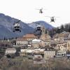 Ein kleines Dorf im Mittelpunkt: Helikopter der französischen Einsatzkräfte fliegen über Seyne-les-Alpes.