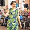 (ej)   Zurück in die Zeit von Wiederaufbau und Wirtschaftswunder nahmen die Veranstalter Kerstin Schmeiser-Weiß und Christian Weiß von den „Living Fifties“ die Würzburger Trümmerfrauen. In einer kleinen Schau zur Ausstellung des Freundeskreises Geschichtswerkstatt im Würzburger Rathaus präsentierten sieben Models der „Living Fifties“ den älteren Damen die Mode, die sie in ihrer Jugend getragen hatten – vom weitschwingenden Petticoat bis hin zum eleganten Abendkleid, vom Minirock bis zum Hippiekleid der 70er Jahre. In die Mode und den Stil der Zeit führte Ilse Schiborr, Miss Würzburg von 1948, ein. Sie hatte die erste Miss-Wahl der Nachkriegszeit in Würzburg gewonnen und war als Mannequin bei Modenschauen im In- wie Ausland gefragt. Für manche Zuschauerin war es ein Wiedersehen mit der eigenen Jugend – denn einige Stücke aus der Sammlung der Living Fifties stammten aus Kleiderschränken von Würzburgerinnen, die ihre Lieblingskleider den beiden Showmachern gestiftet hatten. Die Ausstellung des Freundeskreises Geschichtswerkstatt „Leben im zerstörten Würzburg“ ist im Oberen Foyer des Rathauses bis Dienstag, 31. März, zu den Öffnungszeiten Montag bis Donnerstag 8 bis 18 Uhr und Freitag 8 bis 14 Uhr zu sehen.