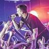Kraftklub-Sänger mit Fans in Würzburg