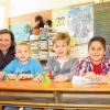 Beispiel Ganztagsbetreuung an der Sinnberg-Schule: Lehrerin Julia Lenhart (Zweite von links) und Schulleiter Karl-Heinz Deublein (Zweiter von rechts) mit den Schülern (von links) Sandra, Nils, Jascha, Andreas und Fiona.