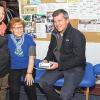 (mae) Kürzlich erlitt eine Besucherin der Seniorennachmittage der AWO im Haus der Vereine einen Schwächeanfall und musste liegen. Dafür stand keine geeignete Möglichkeit zur Verfügung, und so musste ein viel zu schmaler Tisch herhalten, bis die Sanitäter eintrafen. Damit so etwas nicht mehr passiert, spendete Andrea Hettiger den Senioren eine mobile Liege, die man schnell und unkompliziert aufbauen kann. „Als ich von dem Vorfall hörte, war mir sofort klar, dass ich da helfen muss“, sagte Hettiger, die mit ihrer Immobilienfirma in diesem Jahr das 30-jährige Betriebsjubiläum feiert. Thomas Scheder war von der Idee so begeistert, dass er für die Senioren ein topaktuelles Blutdruckmessgerät aus seinem Sanitätshaus spendete. „Mit diesen beiden Spenden sind wir jetzt viel besser für Notfälle gerüstet“, sagte Christina (Christel) Sachs, die Leiterin der Seniorennachmittage und ließ sich auf der neuen Liege gleich mal den Blutdruck messen. Im Bild von links Andrea Hettiger, Christel Sachs und Thomas Scheder.
