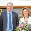 Blumen für die neue Schulrätin Doris Grimm (von links): Sachgebietsleiter Herbert Brenner und Abteilungsdirektor Gustav Eirich (beide Regierung von Unterfranken) sowie Schulamtsdirektor Ludger Maag hießen die neue Schulamtsdirektorin bei der Schulleiterversammlung an der Grundschule Marktheidenfeld willkommen.