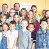 Gemeinschaftsfoto: Die Gewinner, die Jury und die Schulleiter der beteiligten Schulen stellten sich am Donnerstag gemeinsam zum Pressefoto der Siegerehrung des 45. Internationalen VR-Bank Kreativwettbewerbs.
